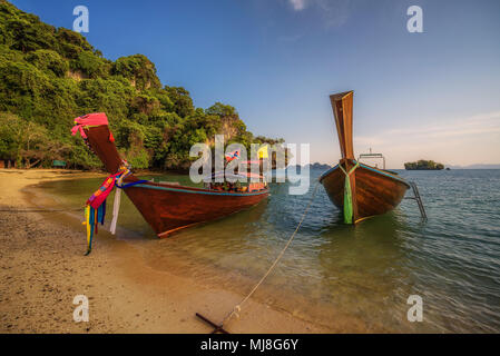 Thailändischen Longtail Boote an der Koh Hong Island in Thailand geparkt Stockfoto