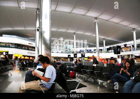 England Flughafen Heathrow Terminal zwei Passagiere warten auf Flüge In Abfahrt Lounge mit Duty Free Shops und Restaurants Stockfoto