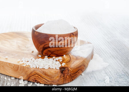 Glutenfrei Reis Mehl in eine hölzerne Schüssel für Zöliakie Menschen. Stockfoto