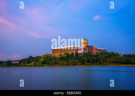 Sonnenuntergang am Perdana Putra und Putrajaya See in Malaysia Stockfoto