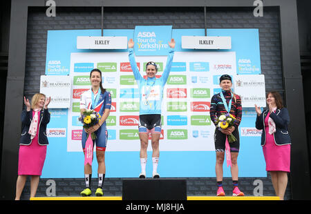 Zuerst Boels-Dolmans" Megan Guarnier (Mitte) der zweitplatzierte Team GB Radfahren Dani Rowe und dritte Canon Sram Racing Alena Amialiusik für die Gesamtwertung platziert bei Tag zwei Der ASDA Frauen Tour de Yorkshire aus Barnsley, Skipton. Stockfoto