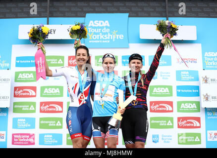 Zuerst Boels-Dolmans" Megan Guarnier (Mitte) der zweitplatzierte Team GB Radfahren Dani Rowe und dritte Canon Sram Racing Alena Amialiusik für die Gesamtwertung platziert bei Tag zwei Der ASDA Frauen Tour de Yorkshire aus Barnsley, Skipton. Stockfoto