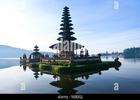 Mann auf dem Boot Pura Ulun Danu wasser Tempel auf See in der Nähe von brataan bedugal, Bali, Indonesien Stockfoto