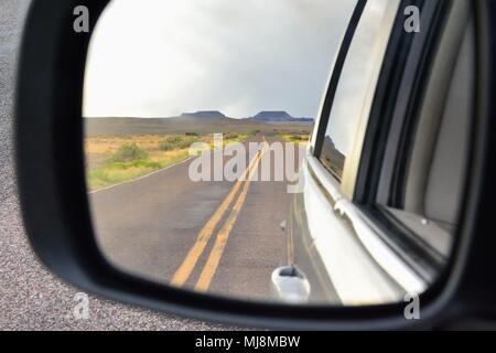 Art Painted Desert in Arizona aus dem Rückspiegel eines Autos gesehen Stockfoto