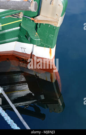 Reflexion der Bug und Heck in ruhigem Wasser auf einem alten Holzboot Stockfoto