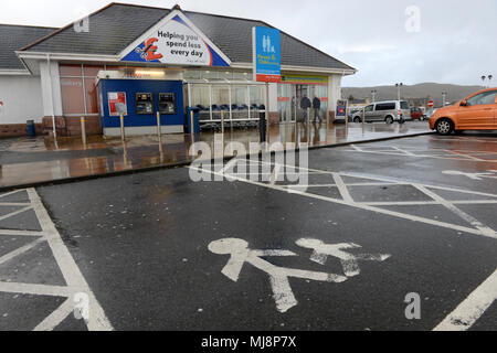 Eltern und Kind Parkplatz Schilder in einem Tesco Parkplatz an einem regnerischen Tag Stockfoto