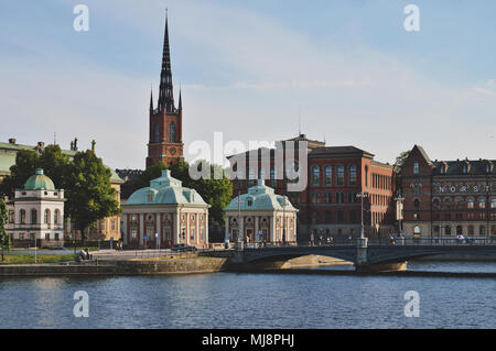 Stadtbild Blick auf die Altstadt von Stockholm in den berühmten Gamla Stan-Bereich dicht von archaischen Bauten, die Norddeutschen Architektur beeinflusst gelegen Stockfoto