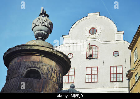 Historische Gebäude und das Denkmal auf dem großen Weihnachtsmarkt auf dem Hauptplatz in Gamla Stan, der Altstadt von Stockholm, Schweden Stockfoto