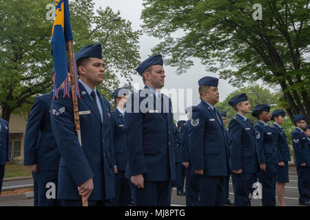 Flieger von der 374 medizinische Gruppe stand, die sich in der Ausbildung bei der Offenen - ordnet Überprüfung an Yokota Air Base, Japan, 19. April 2018. Die 374 MDG sichert die medizinische Bereitschaft der 374. Airlift Wing, 5th Air Force und US-Streitkräfte in Japan. (U.S. Air Force Foto von Airman 1st Class Matthew Gilmore) Stockfoto