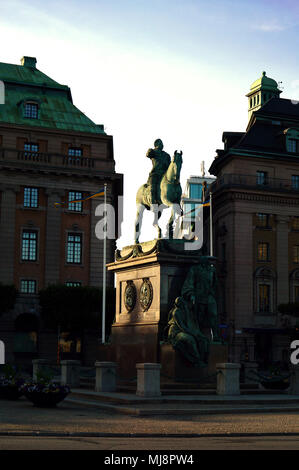 Die Statue von König Gustav II Adolf (Adolph) am Gustav Adolf Platz im Zentrum von Stockholm, Schweden Stockfoto