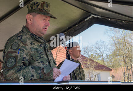 Kroatische Maj. Ivan Uzarevic Adressen der kroatischen Soldaten der Schlacht Gruppe Polen während der Übertragung der Autorität Zeremonie, wo Sturm Batterie übernimmt für Volcano Batterie als Teil der Schlacht an der Bemowo Piskie, Polen, 19. April 2018. Diese Soldaten sind ein Teil der einzigartigen, multinationalen Battle Group aus USA, Großbritannien, Kroatischen und rumänischen Soldaten, die mit der polnischen 15 mechanisierte Brigade als Abschreckung Kraft im Nordosten Polens zur Unterstützung des NATO-Enhanced vorwärts Präsenz dienen. (U.S. Armee Foto von SPC. Andrew McNeil/22 Mobile Public Affairs Stockfoto