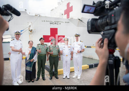 180419-N-FL 910-0002 PORT KELANG, Malaysia (19. April 2018) Multinationale pazifische Partnerschaft 2018 (PP18) Führung teilnehmen, in einer Pressekonferenz vor der militärischen Sealift Command Hospital Ship USNS Mercy (T-AH 19,) nach den Erläuterungen zur Eröffnung des PP18. Barmherzigkeit ist derzeit zur Unterstützung der PP 18. PP18's Mission ist es, gemeinsam mit Gastgeber und Partner Nationen zu arbeiten regionaler Interoperabilität und Disaster Response Funktionen, erhöhen die Stabilität und Sicherheit in der Region zu stärken, und neue und dauerhafte Freundschaften in der gesamten indopazifischen Region fördern. Pacific Pa Stockfoto