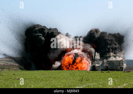 Soldaten in den 2. gepanzerte Brigade Combat Team zugeordnet, 1 Infanterie Division in Fort Riley, Kansas, Feuer und eine Mine Clearing Line kostenlos, 19. April 2018 in Grafenwöhr, Deutschland während einer kombinierten Lösung X live-fire Schulungsveranstaltung detonieren. Übung kombinierte Lösung X ist ein US-Armee Europa Serie zweimal im Jahr im südöstlichen Deutschland statt. Das Ziel des Kombinierten lösen, indem sie Kräfte in Europa vorbereiten, zusammen zu arbeiten, der Stabilität und der Sicherheit in der Region zu fördern. (U.S. Armee Foto von SPC. Dustin D. Biven/22 Mobile Public Affairs Abteilung) Stockfoto