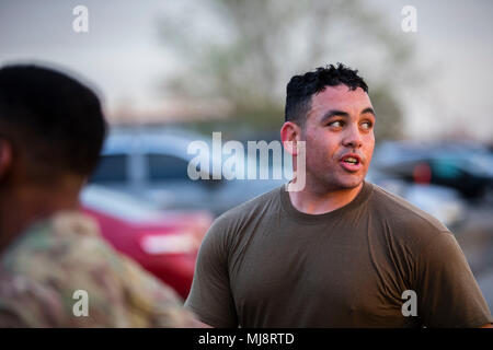 Us-Armee finden Sgt. Jamil Jadallah, ein Fallschirm rigger aus dem 4. Gemeinsame Mitteilung Squadron, Lächeln nach Beendigung einer 10-Meile ruck März, April 19, 2018. Die Konkurrenz, am Fort Meade, Maryland, getestet Soldaten körperlich und geistig in Veranstaltungen einschließlich der Armee körperliche Fitness Test, land Navigation, Bekämpfung Wasser überleben, ein US-Marine Corps Hindernisparcours, ruck marschieren, Waffe, Qualifikation, Armee Krieger Aufgaben, Klausuren und die Armee aussehen. Die gewinnende noncommissioned Officer und top Junior Soldat Soldat wird weiter in der US-Armee finden Com zu konkurrieren Stockfoto
