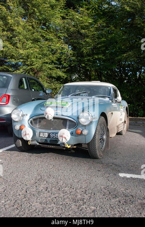 1967 Blaue und Weiße Austin Healy 3000 Mk III Klassische Sportwagen vorderen rechten Seitenbereich des linken Passagiere Seitenansicht des 1967 blaue und weiße Austin Healy 3000 Stockfoto