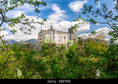 Bruneck Schloss auf italienische Alpen Stockfoto