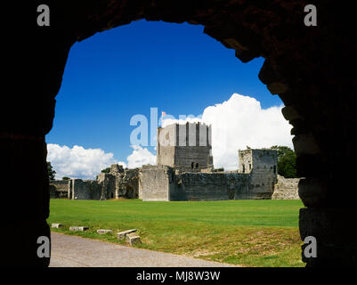 Auf der Suche durch die mittelalterlichen Watergate, über die äußeren Bailey auf die normannische Burg halten innerhalb der römischen Festung in Portchester, Hampshire, England gebaut Stockfoto