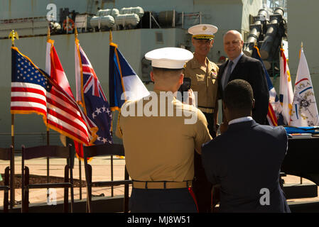 Generalleutnant Rex C. McMillian (links), Befehlshaber der Marine Reserve und Marine Nord, und Mitch Landrieu (rechts), Bürgermeister von New Orleans, posieren für ein Foto während der Bürgermeisterlichen Willkommen für Marine Woche im Hafen von New Orleans, 20. April 2018. Die Feier ist eine Gelegenheit für die Bürger von New Orleans und Umgebung service Mitglieder und Zeugnis die neuesten Funktionen der heutigen maritimen Service zu erfüllen. (U.S. Marine Corps Foto von Lance Cpl. Melany Vasquez/Freigegeben) Stockfoto