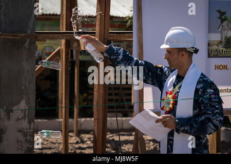 Royal Australian Air Force Flight Lieutenant Raphael Abboud segnet die Baustelle während der spatenstich am Calangitan Volksschule in Capas, Tarlac, Philippinen, zur Unterstützung der Übung Balikatan, 19. April 2018. Abboud ist ein kaplan mit 26 Geschwader, und ist eine 36-jährige gebürtige von Newcastle, New South Wales, Australien. Balikatan 34-2018, in seiner 34. Iteration, ist eine jährliche US-Philippinischen militärische Ausbildung Übung auf einer Vielzahl von Missionen, einschließlich humanitärer Hilfe und Katastrophenhilfe, Terrorismusbekämpfung und andere kombinierte militärische Operationen von Mai 7 ausgerichtet Stockfoto