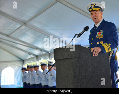 Coast Guard Vice Adm. Karl Schultz, Commander, Atlantic, leitet die Inbetriebnahme Zeremonie für Cutter Richard Snyder in Atlantic Beach, North Carolina, 20. April 2018. Die Richard Snyder ist der erste schnelle Reaktion Cutter in North Carolina stationiert werden. (U.S. Coast Guard Foto von Petty Officer 2. Klasse Nate Littlejohn/Freigegeben) Stockfoto