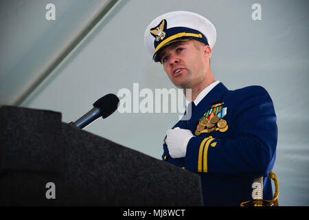 Coast Guard lt Andrew Norberg, kommandierender Offizier der Cutter Richard Snyder, liefert eine Rede während der Inbetriebnahme Zeremonie für den Cutter in Atlantic Beach, North Carolina, 20. April 2018. Das Werkzeug wurde für die Küstenwache Weltkrieg II Held Richard Snyder benannt, war der Silver Star ausgezeichnet und wurde zu sechs bronzene Sterne auf seine Kampagne Bänder, die die asiatischen-pazifischen Theater Medaille, die Philippinische Befreiung Medaille und die gute Führung Medaille enthalten. (U.S. Coast Guard Foto von Petty Officer 2. Klasse Nate Littlejohn/Freigegeben) Stockfoto