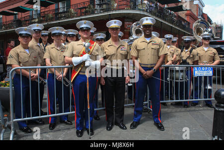 Generalleutnant Rex C. McMillian (rechts), Kommandierender General der Marine Reserve und Marine Nord, wirft mit der Marine Corps Band New Orleans nach New Orleans tricentennial Zeremonie im Französischen Viertel, New Orleans, April, 21, 2018. Service für Mitglieder und Besucher aus der ganzen Welt im Französischen Viertel versammelt, um zu helfen, die Kultur und Geschichte von New Orleans während der New Orleans tricentennial feiern. (U.S. Marine Corps Foto von Lance. Cpl. Samantha Schwoch/freigegeben) Stockfoto