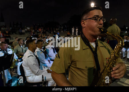 180421-N-EO 381-0248 NEW ORLEANS (21. April 2018) - Lance Cpl. Joseph De La Garza, Marine Reserve Band New Orleans zugeordnet führt mit Marine Band südöstlich im Jackson Park für Marine Woche in New Orleans New Orleans (NW) 2018. Marine Woche in New Orleans New Orleans (NW) stellt eine Gelegenheit für die Bürger von New Orleans und Besucher gerecht zu werden fast 2.000 Seeleute, Marinen, und an der Küste der Scots Guards sowie die neuesten Funktionen der heutigen Maritime Services sehen. (U.S. Marine Foto von Mass Communication Specialist 3. Klasse Casey J.Hopkins/Freigegeben) Stockfoto