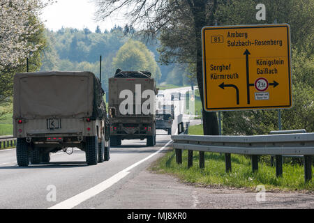 Fahrzeuge 2. gepanzerte Brigade Combat Team zugeordnet, 1 Infanterie Division in Fort Riley, Kansas, führen Sie eine taktische Straße März aus Grafenwöhr Training Area, Deutschland zu Hohenfels, Deutschland während der kombinierten Lösung von X am 22. April 2018. Übung kombinierte Lösung X ist ein US-Armee Europa Serie zweimal im Jahr im südöstlichen Deutschland statt. Das Ziel des Kombinierten lösen, indem sie Kräfte in Europa vorbereiten, zusammen zu arbeiten, der Stabilität und der Sicherheit in der Region zu fördern. (U.S. Armee Foto von SPC. Dustin D. Biven/22 Mobile Public Affairs Abteilung) Stockfoto