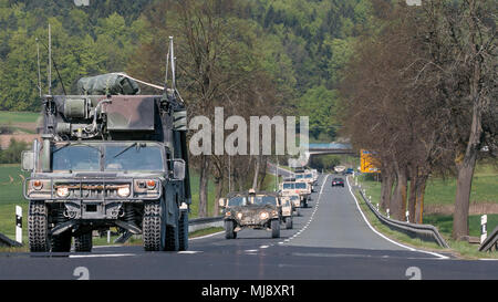 Fahrzeuge 2. gepanzerte Brigade Combat Team zugeordnet, 1 Infanterie Division in Fort Riley, Kansas, führen Sie eine taktische Straße März aus Grafenwöhr Training Area, Deutschland zu Hohenfels, Deutschland während der kombinierten Lösung von X am 22. April 2018. Übung kombinierte Lösung X ist ein US-Armee Europa Serie zweimal im Jahr im südöstlichen Deutschland statt. Das Ziel des Kombinierten lösen, indem sie Kräfte in Europa vorbereiten, zusammen zu arbeiten, der Stabilität und der Sicherheit in der Region zu fördern. (U.S. Armee Foto von SPC. Dustin D. Biven/22 Mobile Public Affairs Abteilung) Stockfoto