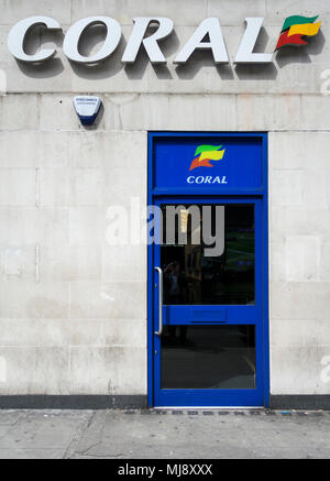 Der hintere Eingang zum Coral Wettbüro auf Warren Street, London, NW1, UK Stockfoto