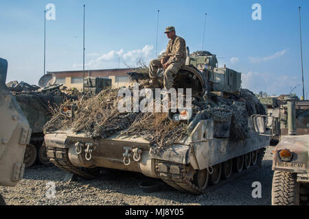 Us-Armee Sgt. Salilo Fano, um die 5. Staffel zugeordnet, 4.Kavallerie Regiments, 2. gepanzerte Brigade Combat Team, 1.Infanterie Division, sitzt auf einem M3 Bradley Fighting Fahrzeug bei Grafenwöhr Training Area, Deutschland, 21. April 2018. Das Joint Warfighting Bewertung (JWA) hilft die Armee aufkommende Konzepte zu bewerten, neue Technologien zu integrieren und Interoperabilität innerhalb der Armee zu fördern, mit anderen Diensten, US-Verbündeten und Partnern. JWA ist die einzige Übung Ort der Beurteilung 27 Konzepte und Fähigkeiten beim Ausrichten mit US-Armee Europa Bereitschaft und andere Komponente Übungen wie kombinierte Resolv Stockfoto