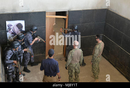 AQABA, Jordanien (19. April 2018) - - Marinen von Jordanischen 77th Praxis Marines Bataillon, close-Quarters Battle Verfahren mit US-Küstenwache von 551/1 Patrol Kräfte Südwesten Asien Maritime Engagement Team während der Übung eifrig, Lion, April 19. Eifrig Lion ist ein schlußstein Ausbildung Engagement, die US-Streitkräfte und der Jordan Streitkräfte eine Gelegenheit, die in einer Koalition Umwelt zu proben und neue Wege, um gemeinsam Gefahren für die regionale Sicherheit und die Sicherheit im Seeverkehr verbessern. (U.S. Marine Foto von Mass Communication Specialist 1. Klasse Sandi Gr Stockfoto