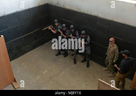 AQABA, Jordanien (19. April 2018) - - Marinen von Jordanischen 77th Praxis Marines Bataillon, close-Quarters Battle Verfahren mit US-Küstenwache von 551/1 Patrol Kräfte Südwesten Asien Maritime Engagement Team während der Übung eifrig, Lion, April 19. Eifrig Lion ist ein schlußstein Ausbildung Engagement, die US-Streitkräfte und der Jordan Streitkräfte eine Gelegenheit, die in einer Koalition Umwelt zu proben und neue Wege, um gemeinsam Gefahren für die regionale Sicherheit und die Sicherheit im Seeverkehr verbessern. (U.S. Marine Foto von Mass Communication Specialist 1. Klasse Sandi Gr Stockfoto