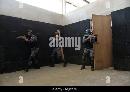 AQABA, Jordanien (19. April 2018) - - Marinen von Jordanischen 77th Praxis Marines Bataillon, close-Quarters Battle Verfahren während der Übung eifrig, Lion, April 19. Eifrig Lion ist ein schlußstein Ausbildung Engagement, die US-Streitkräfte und der Jordan Streitkräfte eine Gelegenheit, die in einer Koalition Umwelt zu proben und neue Wege, um gemeinsam Gefahren für die regionale Sicherheit und die Sicherheit im Seeverkehr verbessern. (U.S. Marine Foto von Mass Communication Specialist 1. Klasse Sandi Grimnes Moreno/freigegeben) Stockfoto