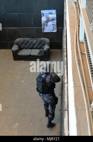 AQABA, Jordanien (19. April 2018) - Mitglied des jordanischen 77th Marines Bataillon Praktiken, close-Quarters Battle Verfahren während der Übung eifrig, Lion, April 19. Eifrig Lion ist ein schlußstein Ausbildung Engagement, die US-Streitkräfte und der Jordan Streitkräfte eine Gelegenheit, die in einer Koalition Umwelt zu proben und neue Wege, um gemeinsam Gefahren für die regionale Sicherheit und die Sicherheit im Seeverkehr verbessern. (U.S. Marine Foto von Mass Communication Specialist 1. Klasse Sandi Grimnes Moreno/freigegeben) Stockfoto