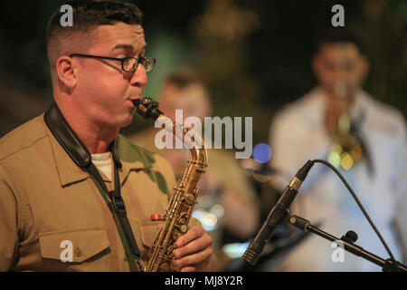 Lance Cpl. Joseph De La Garza, Saxophon instrumentalist mit Marine Corps Band New Orleans, führt eine solo im Französischen Viertel in der Feier der Marine Flotte Woche in New Orleans, 21. April 2018. Die Feier ist eine Gelegenheit für die Bürger von New Orleans und Umgebung service Mitglieder und Zeugnis die neuesten Funktionen der heutigen maritimen Service zu erfüllen. (U.S. Marine Corps Foto von Lance Cpl. Samantha Schwoch/freigegeben) Stockfoto