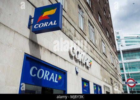 Der hintere Eingang zum Coral Wettbüro auf Warren Street, London, NW1, UK Stockfoto