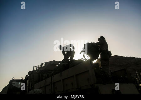 Us-Marines zu Fox Company, Bataillon Landung Team, 2.BATAILLON, 6 Marine Regiment, 26 Marine Expeditionary Unit, laden ein Fahrzeug mit Ausrüstung während eifrig Lion 2018 in Jordanien am 19. April 2018 zu einer Ausbildung Gebiet transportiert werden zugewiesen. Eifrig Lion war ein schlußstein Ausbildung Engagement, dass die US-Streitkräfte und der Jordan Streitkräfte eine Gelegenheit, die in einer Koalition Umwelt zu proben und neue Wege, um gemeinsam Gefahren für die regionale Sicherheit und die Sicherheit im Seeverkehr verbessern. (U.S. Marine Corps Foto: Staff Sgt. Dengrier M. Baez) Stockfoto