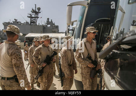 JORDAN (19. April 2018) US-Marines zu Fox Company, Bataillon Landung Team, 2.BATAILLON, 6 Marine Regiment, 26 Marine Expeditionary Unit, Bussen zugeordnet von einem Pier zu einer Ausbildung in Jordanien als Teil eifrig Lion 2018 abzuweichen. Eifrig Lion ist ein schlußstein Ausbildung Engagement, die US-Streitkräfte und der Jordan Streitkräfte eine Gelegenheit, die in einer Koalition Umwelt zu proben und neue Wege, um gemeinsam Gefahren für die regionale Sicherheit und die Sicherheit im Seeverkehr verbessern. (U.S. Marine Corps Foto: Staff Sgt. Dengrier M. Baez/Freigegeben) Stockfoto