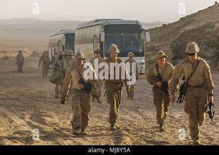 JORDAN (19. April 2018) US-Marines zu Fox Company, Bataillon Landung Team, 2.BATAILLON, 6 Marine Regiment, 26 Marine Expeditionary Unit, Ausfahrt Busse zugeordnet nach einem gerät Bewegung in der eifrigen Lion 2018, Jordanien zu beteiligen. Eifrig Lion ist ein schlußstein Ausbildung Engagement, die US-Streitkräfte und der Jordan Streitkräfte eine Gelegenheit, die in einer Koalition Umwelt zu proben und neue Wege, um gemeinsam Gefahren für die regionale Sicherheit und die Sicherheit im Seeverkehr verbessern. (U.S. Marine Corps Foto: Staff Sgt. Dengrier M. Baez/Freigegeben) Stockfoto