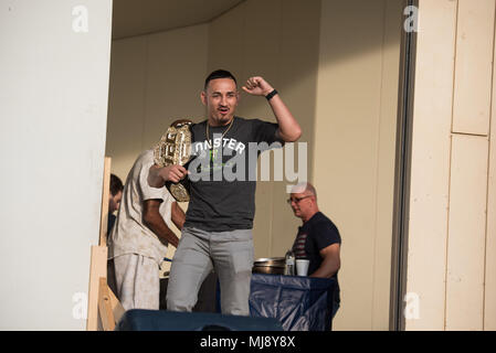 UFC Federgewichtmeister Max 'Gesegnet' Holloway führt eine USO Vielfalt zeigen an Yokota Air Base, Japan; der erste Anschlag auf die jährlichen Stellvertretender Vorsitzender des USO-Tour, 22. April 2018. Komiker Jon Stewart, Country Musik Künstler Craig Morgan, Starkoch Robert Irvine, professionelle Kämpfer Max "gesegnet" Holloway und Paige VanZant und NBA-Legende Richard "Rip" Hamilton Gen. Selva auf einer Tour durch die Welt, wie Sie service Mitglieder Übersee besuchen Sie sie für ihren Dienst und Opfer zu danken. (DoD Foto von U.S. Army Sgt. James K. McCann) Stockfoto