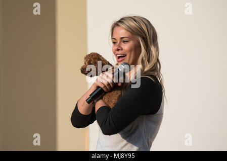 Professionelle Kämpfer Paige VanZant hält einen Welpen von der Masse während einer USO Vielfalt zeigen an Yokota Air Base, Japan; der erste Anschlag auf die jährlichen Stellvertretender Vorsitzender des USO-Tour, 22. April 2018. Komiker Jon Stewart, Country Musik Künstler Craig Morgan, Starkoch Robert Irvine, professionelle Kämpfer Max "gesegnet" Holloway und Paige VanZant und NBA-Legende Richard "Rip" Hamilton Gen. Selva auf einer Tour durch die Welt, wie Sie service Mitglieder Übersee besuchen Sie sie für ihren Dienst und Opfer zu danken. (DoD Foto von U.S. Army Sgt. James K. McCann) Stockfoto