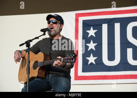 Country Music Artist Craig Morgan führt während eines USO Vielfalt zeigen an Yokota Air Base, Japan; der erste Anschlag auf die jährlichen Stellvertretender Vorsitzender des USO-Tour, 22. April 2018. Komiker Jon Stewart, Country Musik Künstler Craig Morgan, Starkoch Robert Irvine, professionelle Kämpfer Max "gesegnet" Holloway und Paige VanZant und NBA-Legende Richard "Rip" Hamilton Gen. Selva auf einer Tour durch die Welt, wie Sie service Mitglieder Übersee besuchen Sie sie für ihren Dienst und Opfer zu danken. (DoD Foto von U.S. Army Sgt. James K. McCann) Stockfoto