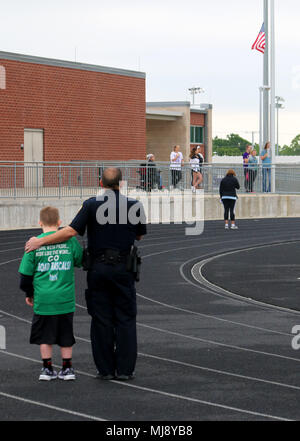 College Station Polizeioffizier Sgt. J. James und Athlet Jack Carter stehen für den Treueeid während der Special Olympics Texas Frühling Spiele in College Station, Texas, 21. April 2018. Special Olympics Texas ist Teil der Special Olympics ist die weltweit größte Sportorganisation für Kinder und Erwachsene mit Behinderungen, bietet das ganze Jahr über lokale und regionale Wettbewerbe. (Armee Foto von Sgt. Rigo Cisneros/Freigegeben) Stockfoto