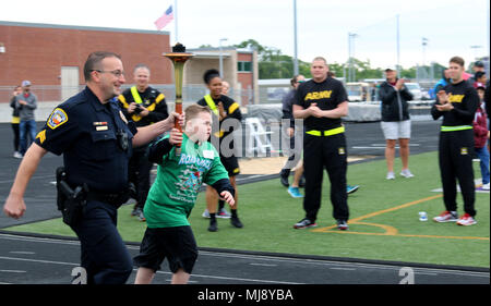 College Station Polizeioffizier Sgt. J. James und Athlet Jack Carter führen Sie die Fackel während der Special Olympics Texas Frühling Spiele in College Station, Texas, 21. April 2018. Special Olympics Texas ist Teil der Special Olympics ist die weltweit größte Sportorganisation für Kinder und Erwachsene mit Behinderungen, bietet das ganze Jahr über lokale und regionale Wettbewerbe. (Armee Foto von Sgt. Rigo Cisneros/Freigegeben) Stockfoto