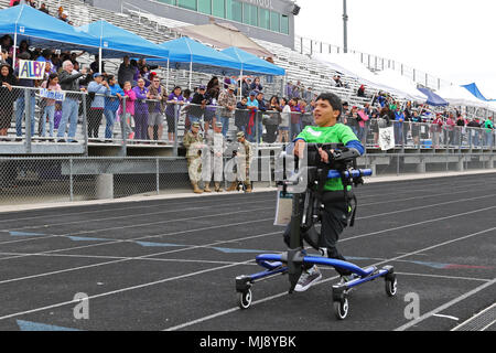 Ein Athlet Ansätze die Ziellinie während der Special Olympics Texas Frühling Spiele in College Station, Texas, 21. April 2018. Special Olympics Texas ist Teil der Special Olympics ist die weltweit größte Sportorganisation für Kinder und Erwachsene mit Behinderungen, bietet das ganze Jahr über lokale und regionale Wettbewerbe. (Armee Foto von Sgt. Rigo Cisneros/Freigegeben) Stockfoto