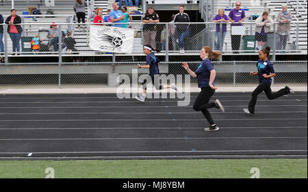 Athleten konkurrieren während der Special Olympics Texas Frühling Spiele in College Station, Texas, 21. April 2018. Special Olympics Texas ist Teil der Special Olympics ist die weltweit größte Sportorganisation für Kinder und Erwachsene mit Behinderungen, bietet das ganze Jahr über lokale und regionale Wettbewerbe. (Armee Foto von Sgt. Rigo Cisneros/Freigegeben) Stockfoto