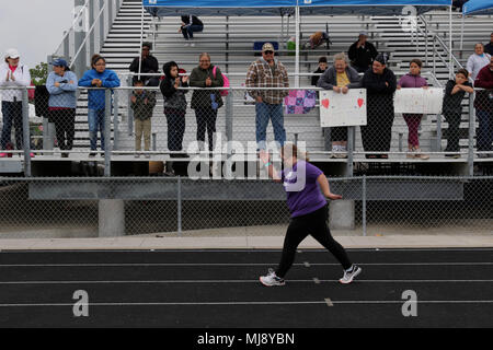 Ein Athlet schließt sich auf der Ziellinie während der Special Olympics Texas Frühling Spiele in College Station, Texas, 21. April 2018. Special Olympics Texas ist Teil der Special Olympics ist die weltweit größte Sportorganisation für Kinder und Erwachsene mit Behinderungen, bietet das ganze Jahr über lokale und regionale Wettbewerbe. (Armee Foto von Sgt. Rigo Cisneros/Freigegeben) Stockfoto