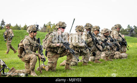 HOHENFELS, Deutschland - Sky Soldaten aus dem ersten Bataillon, 503Rd Infanterie Regiment, 173Rd Airborne Brigade abbauen ein CH-47 Chinook und Perimeter Sicherheit beim Training für einen bevorstehenden Air Assault übung, Sonntag, den 22. April 2018. Nach dem Einfügen, Fallschirmjäger werden Angriff eine objektive und Gelände auf der Gemeinsamen Warfighter Bewertung nutzen. Stockfoto