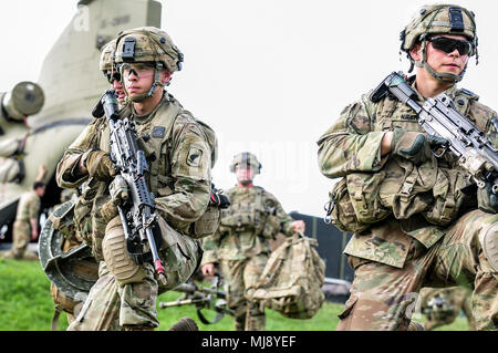 HOHENFELS, Deutschland - Sky Soldaten aus dem ersten Bataillon, 503Rd Infanterie Regiment, 173Rd Airborne Brigade eine CH-47 Chinook abbauen bei der Ausbildung für eine Nacht Air Assault bei der Gemeinsamen Warfighter Bewertung Sonntag, 22. April 2018. Nach dem Einfügen, Fallschirmjäger werden Angriff eine objektive und Schlüssel Gelände nutzen. Stockfoto